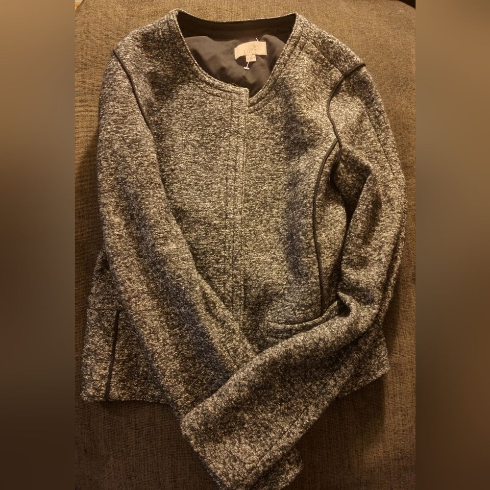 Loft tweed jacket with 2 button closure